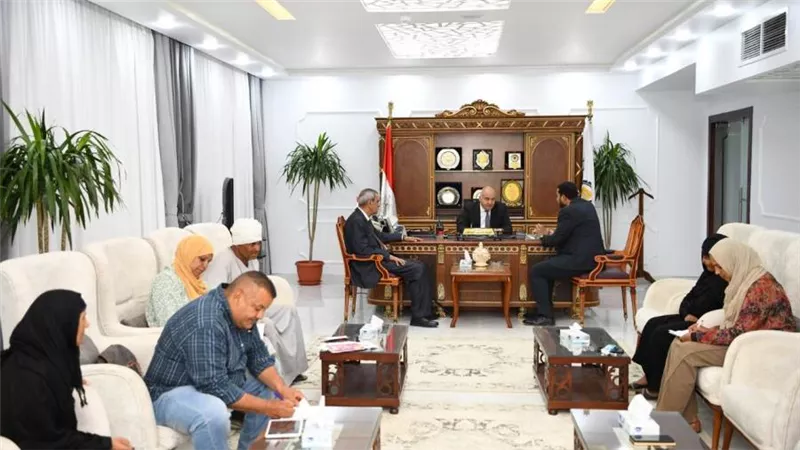 محافظ قنا يستقبل 71 مواطن بمكتبه لبحث شكواهم