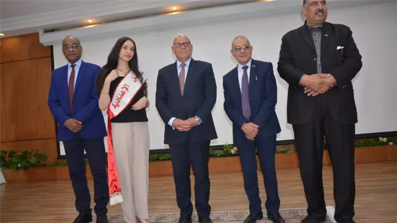 بالصور محافظ بورسعيد يكرم أوائل الشهادة الإعدادية في بورسعيد