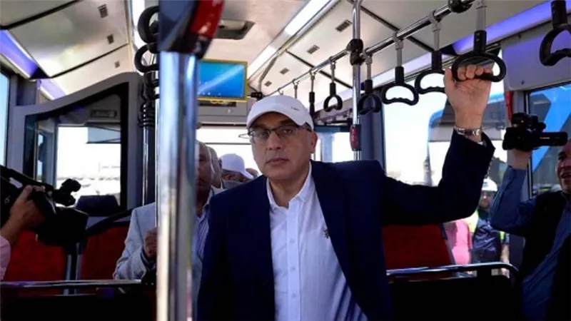 رئيس الوزراء يتفقد محطات شحن الأتوبيسات بالكهرباء في شرم الشيخ (صور)