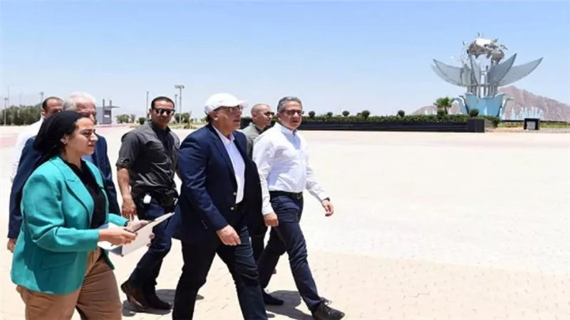رئيس الوزراء يتفقد أعمال تطوير مدخل المدينة من المطار مرورا بـ