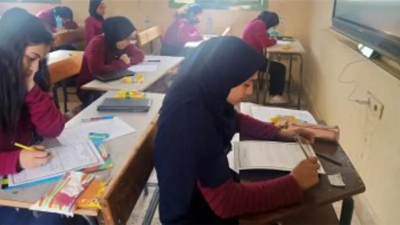 طلاب الصف الثانى الثانوى يبدأون امتحان الأحياء والفلسفة والمنطق ورقيا