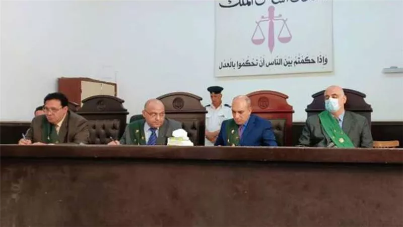 الإعدام لعامل قطع رأس والدته بـ منجل في البحيرة