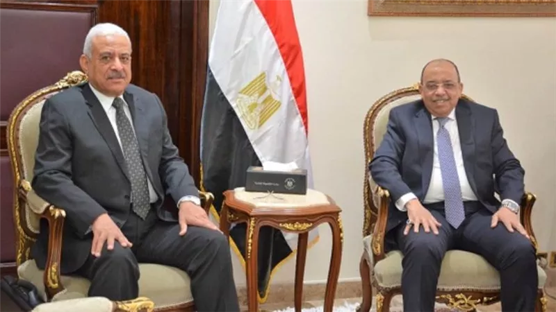 وزير التنمية المحلية يتابع مع محافظ السويس مشروعات الخطة الاستثمارية و منظومة المخلفات وجهود السيطرة على الأسعار