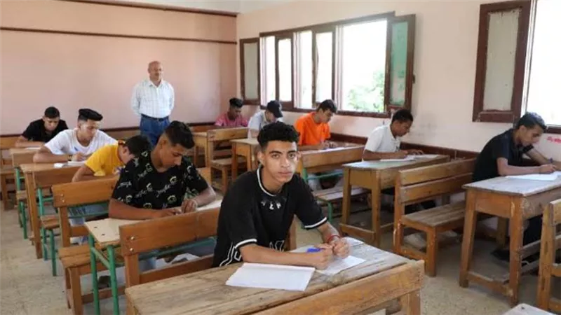 رصد 45 حالة غش وحيازة موبايل في لجان امتحانات الدبلومات الفنية اليوم