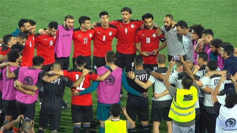 الشوط الأول.. مصر وغينيا «لا لون.. لاطعم.. لا كرة قدم»