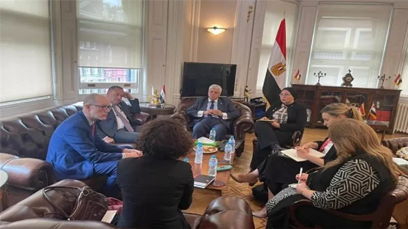 د. خالد عبد الغفار يستعرض تقريرًا عن التعاون العلمي والأكاديمي مع المؤسسات التعليمية بالمملكة المتحدة (صور)