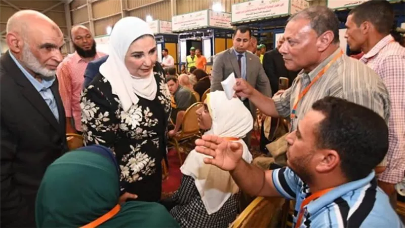 وزيرة التضامن ومحافظ الجيزة يسلمان عددًا من المشاريع لذوي الهمم بـ 9 محافظات (صور)