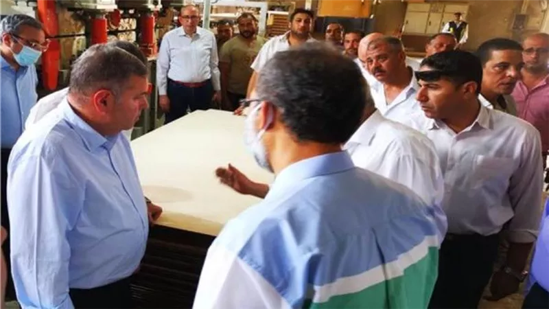 وزير قطاع الأعمال العام يتفقد مصانع شركة طنطا للكتان والزيوت