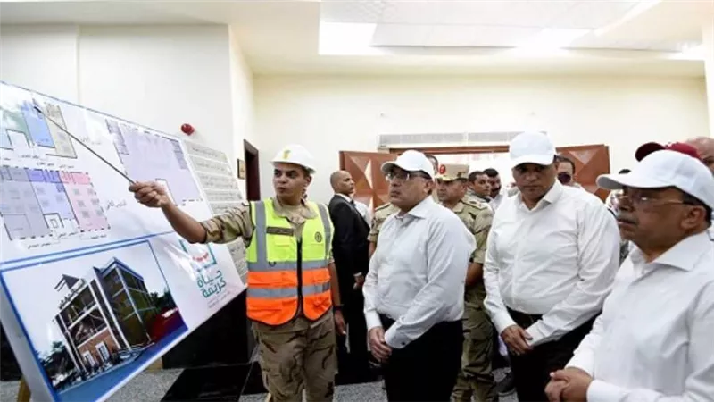 رئيس الوزراء يتفقد مشروعي مجمع الخدمات الحكومية ومجمع الخدمات الزراعية بقرية 