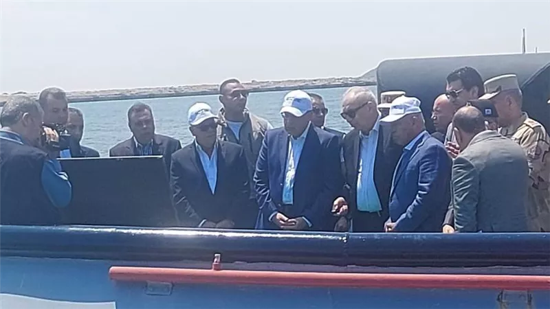 بالصور رئيس الوزراء يتفقد أعمال تطويرالأرصفة الغربية والمعامل المركزية بميناء شرق بورسعيد