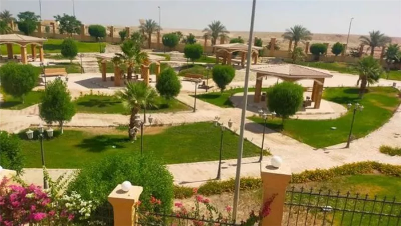 وزير الإسكان يتابع المشروعات الجارية بقطاعي المرافق والخدمات بمدينة طيبة الجديدة (صور)