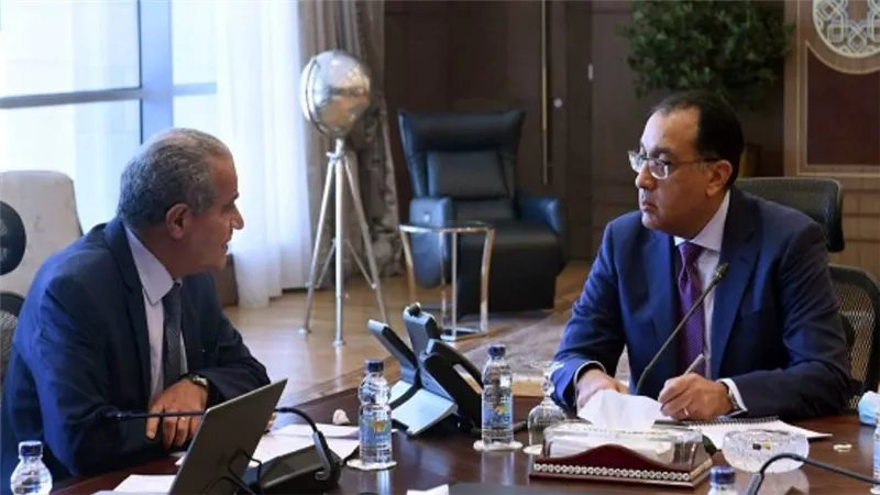 رئيس الوزراء يتابع مع وزير التموين المخزون الاستراتيجي للسلع الأساسية (صور)