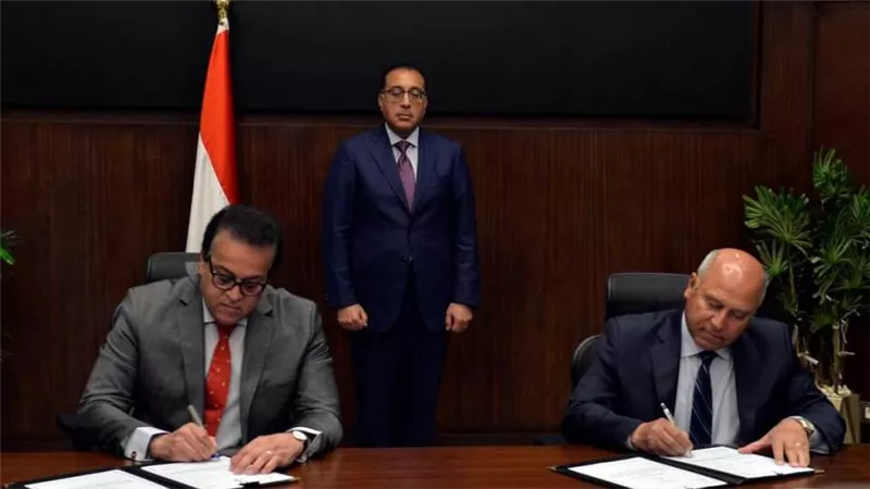 رئيس الوزراء يشهد مراسم توقيع بروتوكول تعاون لتطوير ورفع كفاءة العنصر البشري بمجال النقل وإنشاء كلية خاصة بالنقل