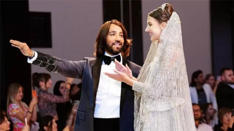 بالصور.. هاني البحيري يتألق بعرض أزياء في 