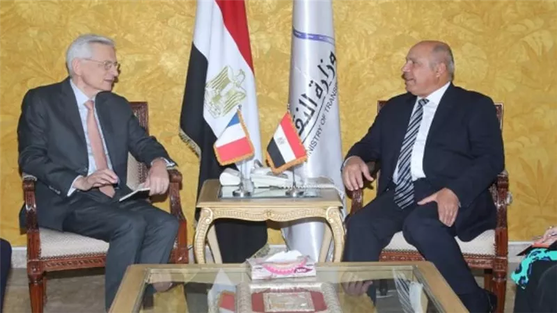وزير النقل يبحث مع سفير فرنسا تصنيع وتوريد 55 قطارا مكيفا للخط الأول للمترو (صور)