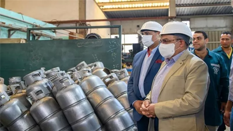 وزير الإنتاج الحربي يتابع سير العمل في 