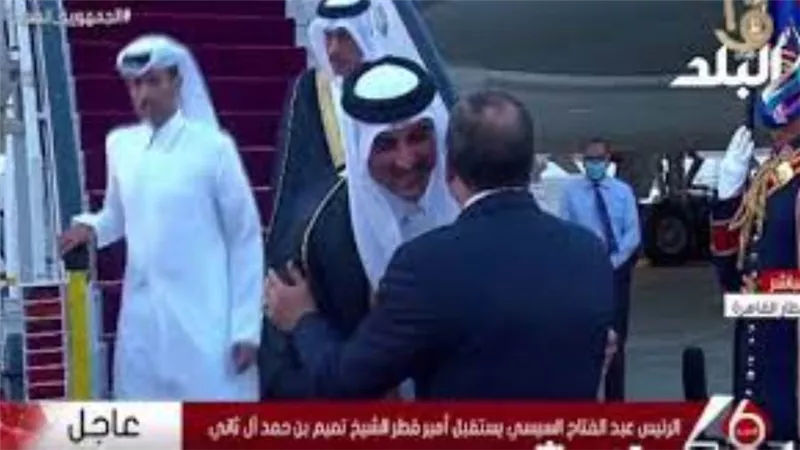 لحظة استقبال الرئيس السيسي لأمير دولة قطر (فيديو)