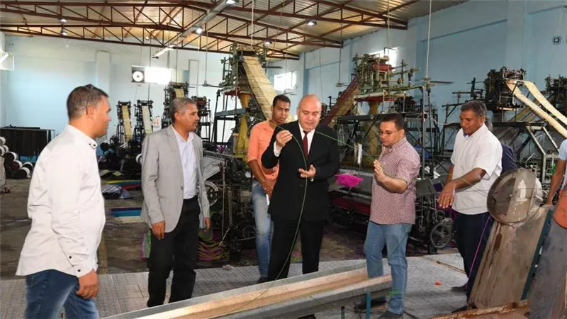 محافظ قنا يجرى جولة تفقدية بعدد من مصانع منطقة هوّ الصناعية 