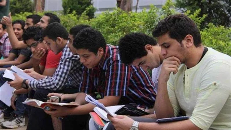 طلاب الثانوية العامة يبدأون امتحان اللغة العربية
