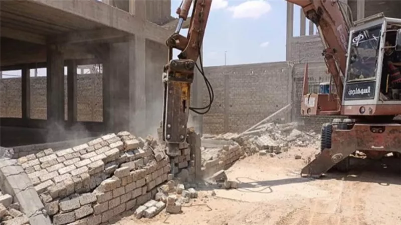 وزير الإسكان يُصدر قرارين لإزالة تعدياتٍ ومخالفة بناء بـ«ملوي الجديدة والساحل الشمالي الغربي» (صور)