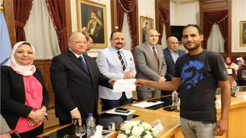 محافظ القاهرة يكرّم المدرسين والدارسين في برنامج محو الأمية بالقاهرة 