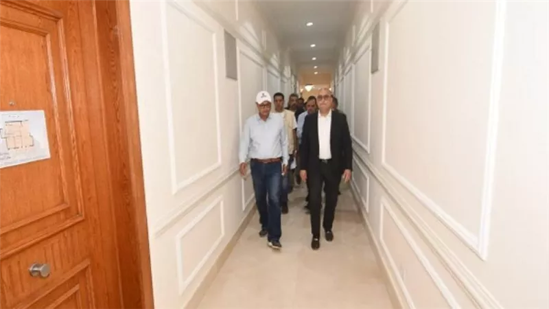 وزير الإسكان يتفقد الحى السكني الخامس