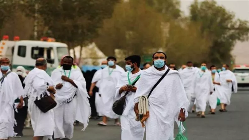 حجاج بيت الله الحرام يتوافدون إلى صعيد عرفات لأداء ركن الحج الأعظم