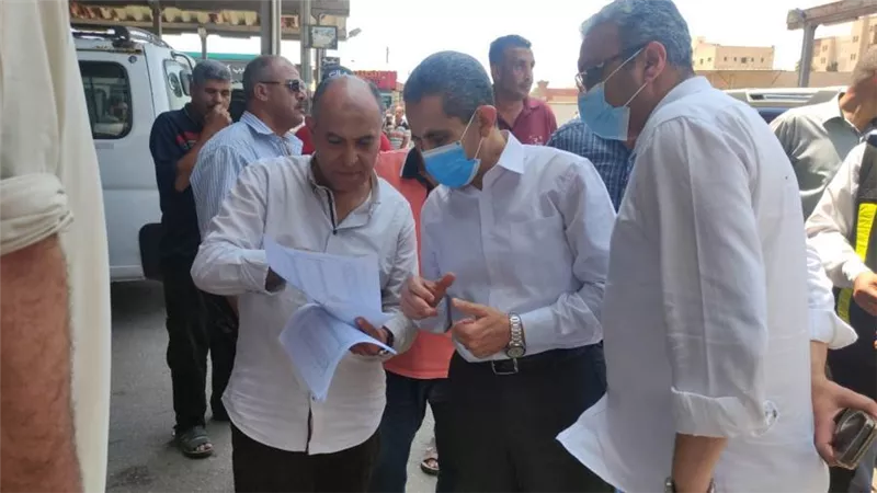 محافظ الغربية يتابع مع رؤساء المدن ومديري المواقف التزام السائقين بتعريفة الركوب الجديدة