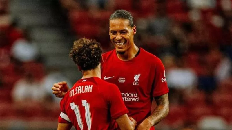 ليفربول يحتفي بارتداء محمد صلاح شارة قيادة الريدز
