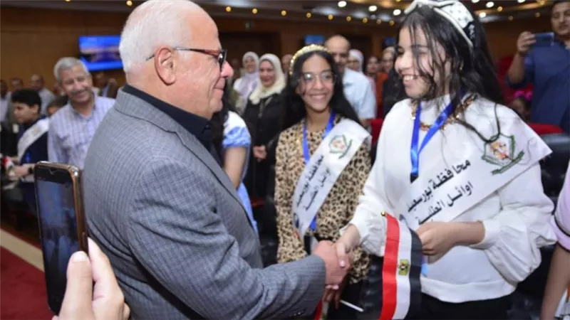 محافظ بورسعيد يكرم الطلاب الحاصلين علي المركز الأول علي مستوي الجمهورية في مسابقة اوائل الطلبة(صور)