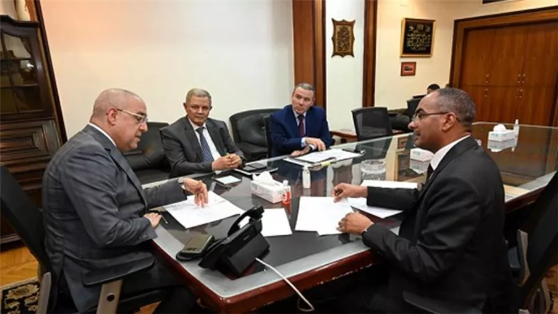 وزير الإسكان يستعرض موقف الخطة الاستراتيجية لتحلية مياه البحر (صور)