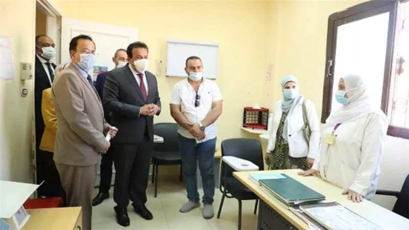 د. خالد عبد الغفار يوجه باستمرار بتكثيف حملات التطعيم ضد كورونا (صور)
