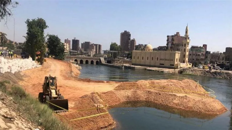 وزير الري يستعرض الموقف التنفيذي لمشروع قناطر ديروط الجديدة (صور)