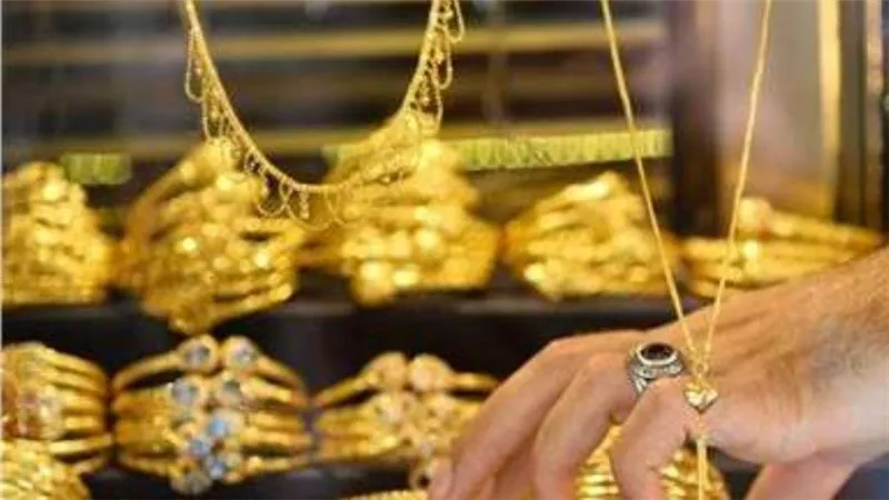 قوة الدولار تهبط بالذهب دون مستويات 1700 دولار للأوقية 