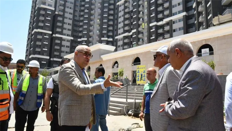 وزير الإسكان يتفقد مشروع تطوير 
