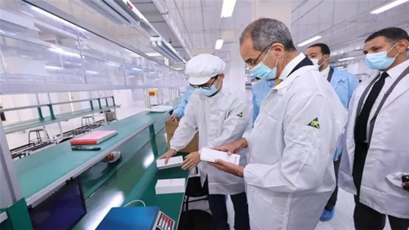 باستثمارات 30 مليون دولار.. وزير الاتصالات يتفقد مصنع فيفو الجديد للهواتف الذكية بالعاشر من رمضان (صور)