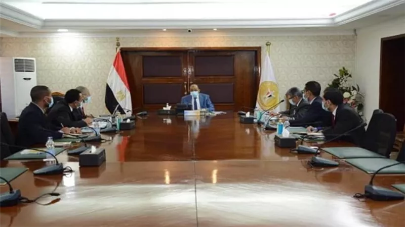 وزير التنمية المحلية يتابع مشروعات البنية التحتية لمنظومة المخلفات بمحافظات الجمهورية (صور)