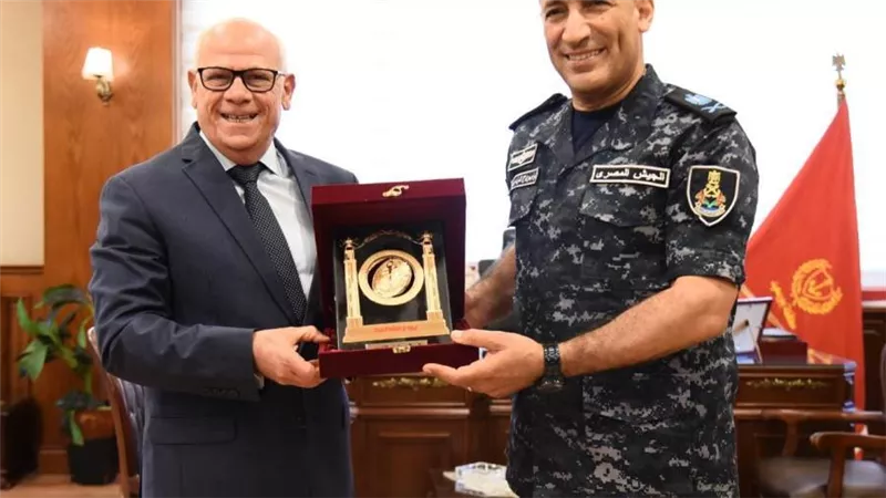محافظ بورسعيد يستقيل قائد القوات البحرية