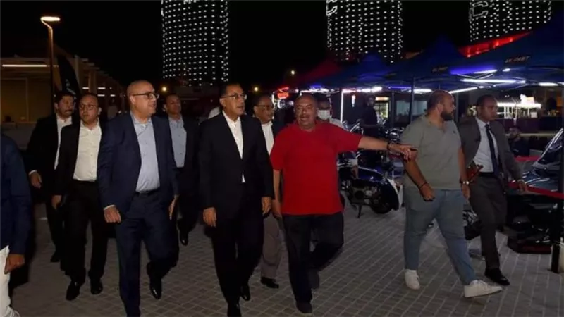 رئيس الوزراء يبدأ جولة تفقدية بالمنطقة الترفيهية بالعلمين الجديدة