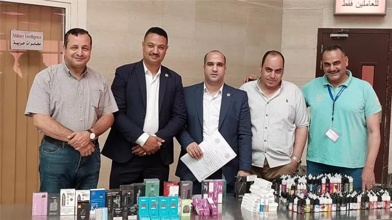 ضبط سجائر وشيش إلكترونية مهربة مع راكب في مطار أسيوط