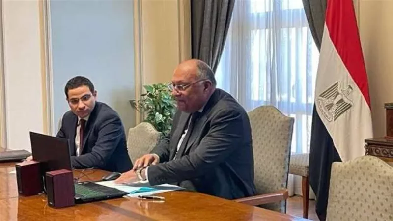 شكري يبحث هاتفيا مع رئيس المنتدى الاقتصادي العالمي آخر استعدادات مؤتمر المناخ
