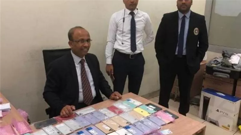 ضبط 49 تليفون مهرب من دبي مع راكب في مطار القاهرة