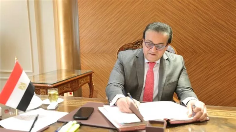 د. خالد عبد الغفار يستعرض تقريرًا عن برامج جامعة أسيوط الأهلية