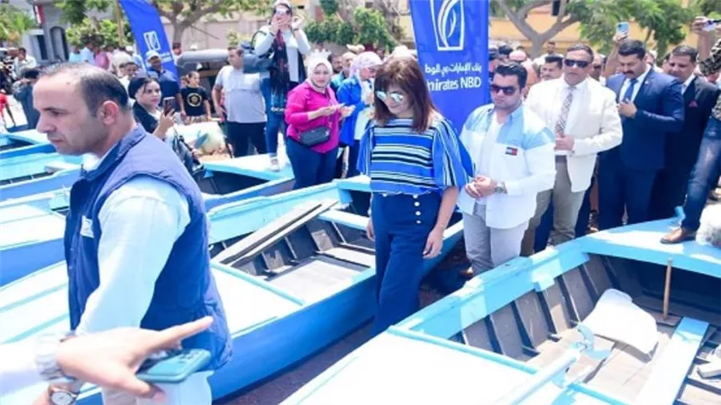 وزيرة الهجرة ومحافظ الدقهلية يسلمان 30 صيادا بقرية بساط كريم الدين مراكب صيد (صور)
