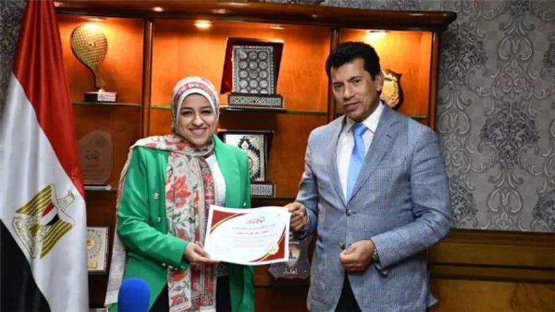 أشرف صبحي يكرم الوفد المصري المشارك بالمنتدى العالمي لتنمية الشباب بالصين