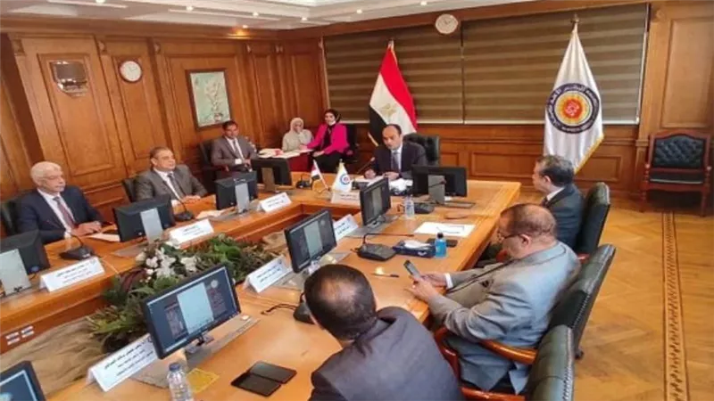 د. خالد عبد الغفار يستعرض تقريرًا عن اجتماع المجلس الأعلى لشئون الدراسات العليا والبحوث (صور)