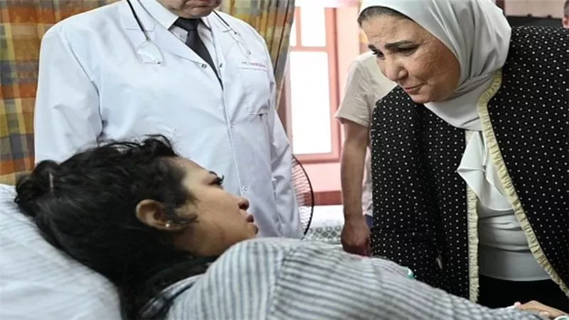وزيرة التضامن تزور مصابي حادث كنيسة أبو سيفين بإمبابة بمستشفى العجوزة وإمبابة العام (صور)