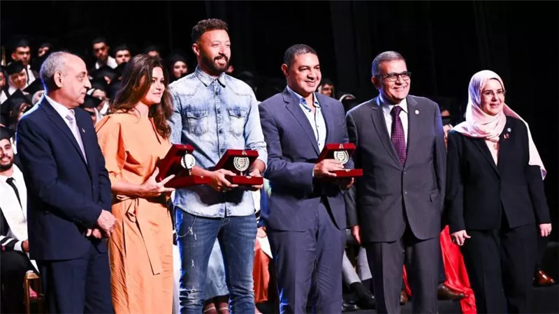 بالصور.. جامعة مصر للعلوم والتكنولوجيا تنظم حفلاً ضخماً لتخريج دفعة جديدة من كلية 