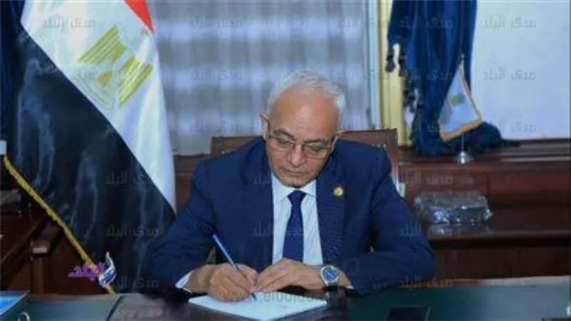وزير التربية والتعليم يقابل عددا من أولياء الأمور ويعدهم بالاهتمام بمطالبهم