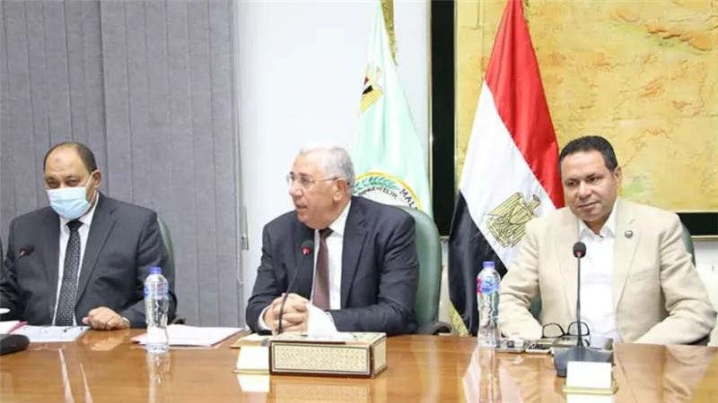 وزير الزراعة يبحث مع اللجنة العليا كيفية النهوض بمنظومة صناعة الدواجن (صور)